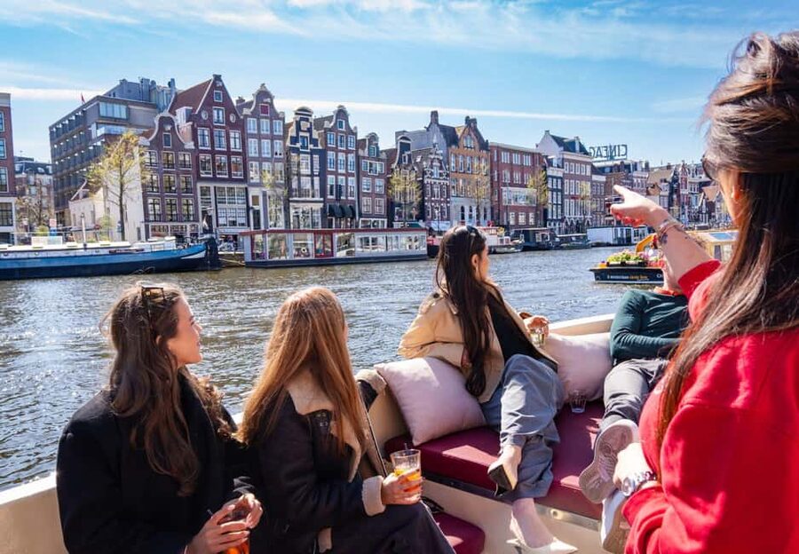 CHEESE AND DRINKS TOUR: A TASTE OF AMSTERDAM ON THE CANALS - Starting at Oudezijds Voorburgwal