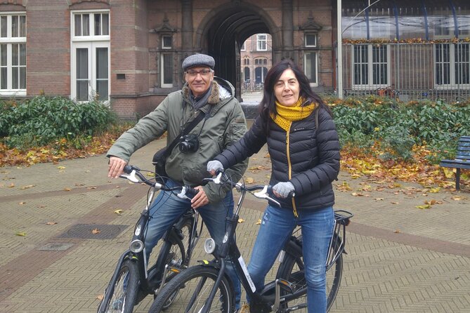 Daily group bike tour in Spanish. - Oud West adds cafes and a modern local feel