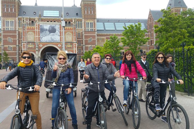 Daily group bike tour in Spanish. - The Anne Frank House stop stays outside