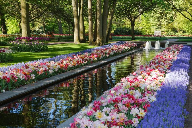 Day Trip to Keukenhof Gardens from Amsterdam with Tour Guide - Entering Keukenhof and the promised 45-minute introduction