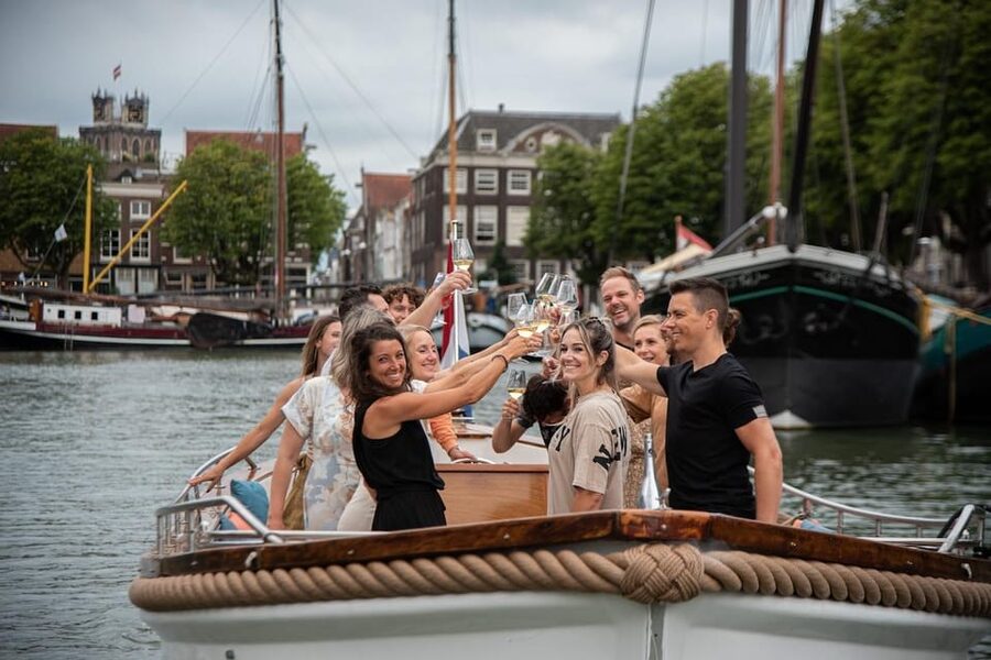 Dordrecht: City Canal Cruise - What the guide adds to the ride
