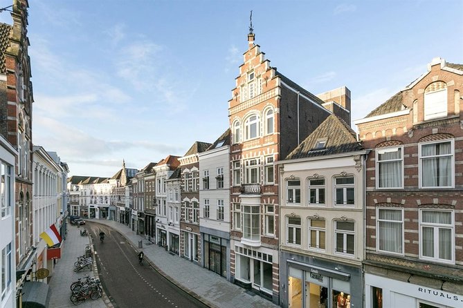 e-Scavenger hunt Den Bosch: Explore the city at your own pace - Languages, accessibility, and comfort