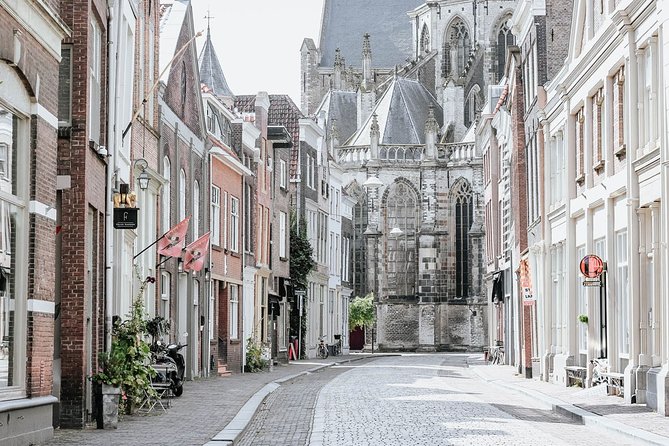 e-Scavenger hunt Dordrecht: Explore the city at your own pace - Patrician homes, Rutte distillery, and the De Witt brothers