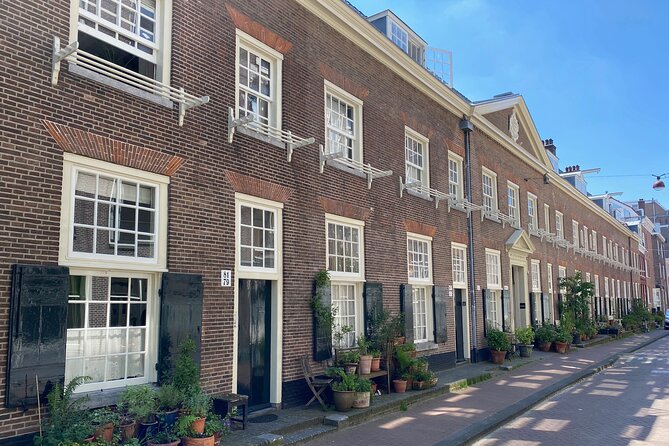 Explore hidden streets with friends - Starting at Beursplein and Amsterdam’s first stock market