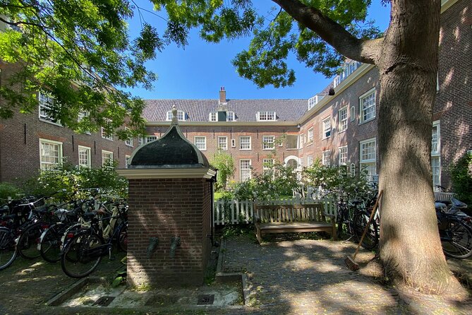 Explore hidden streets with friends - The Nine Streets away from the main crowds
