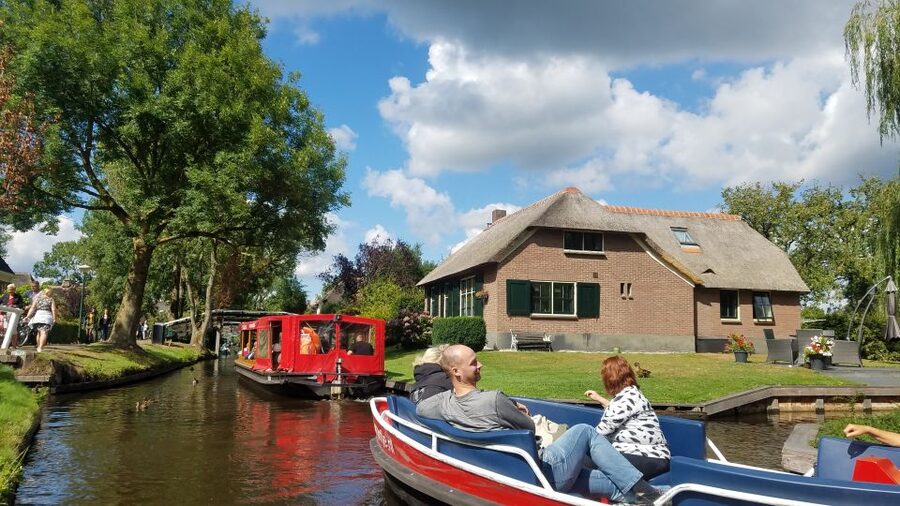 From Amsterdam: Giethoorn Day Trip with Small Electric Boat - Should you book it?