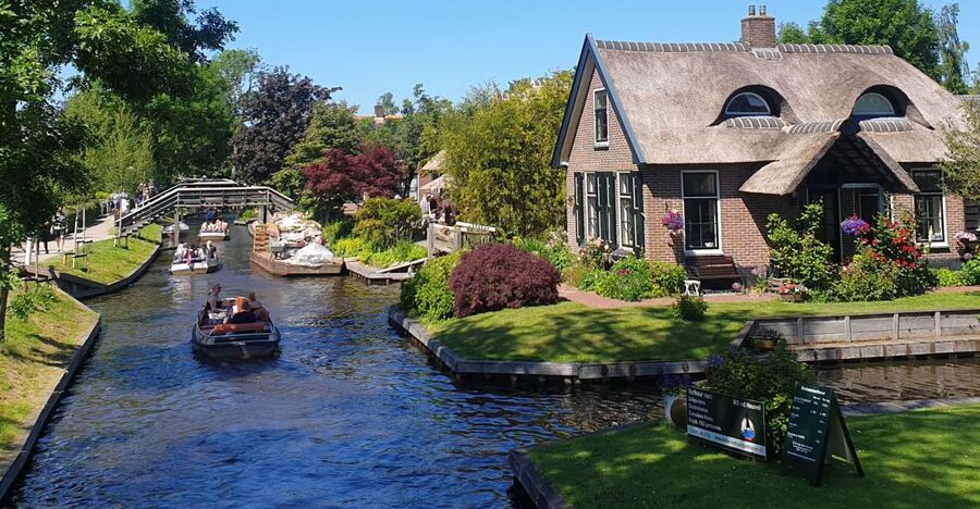From Amsterdam: Giethoorn Day Trip with Small Electric Boat - Why Giethoorn makes a good day outside Amsterdam