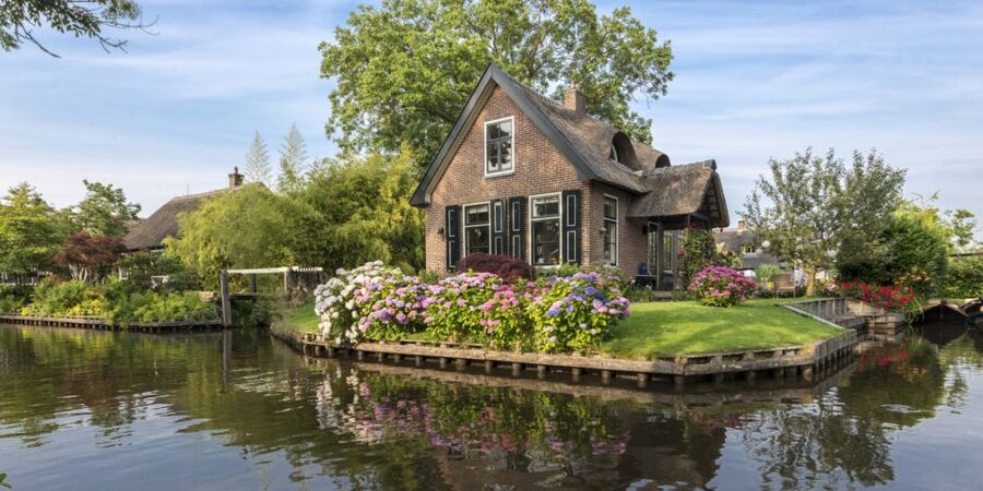 From Amsterdam: Giethoorn Day Trip with Small Electric Boat - Walking across 180 bridges and narrow paths