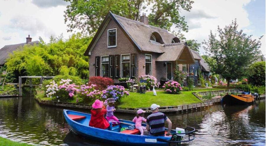 From Amsterdam: Giethoorn Guided Day Trip with Canal Cruise - Why Giethoorn makes a good day trip from Amsterdam
