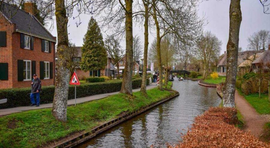 From Amsterdam: Giethoorn Guided Day Trip with Canal Cruise - The coach ride through the Dutch countryside