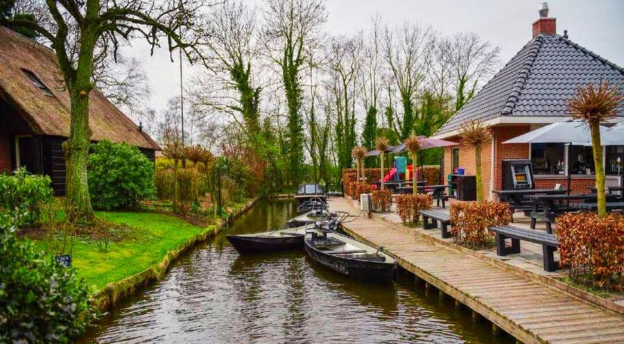 From Amsterdam: Giethoorn Guided Day Trip with Canal Cruise - Free time, lunch, and walking