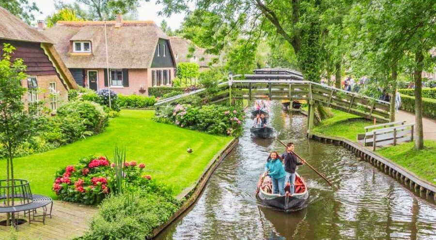 From Amsterdam: Giethoorn Guided Day Trip with Canal Cruise - Meeting at Prins Hendrikkade 59