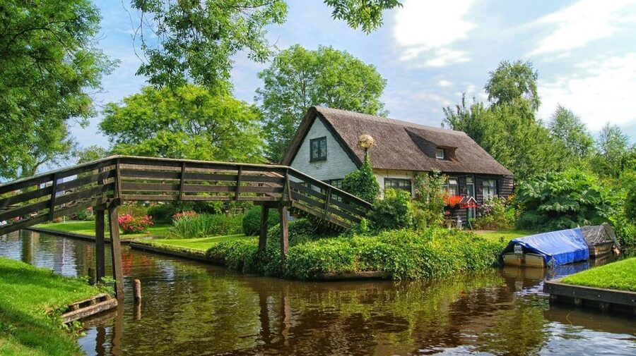 From Amsterdam: Giethoorn Sightseeing Tour and Canal Cruise - The one-hour canal cruise