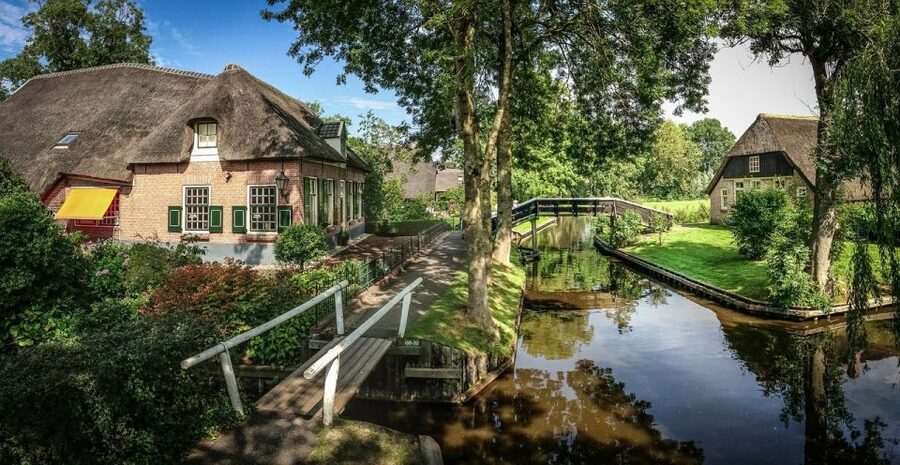 From Amsterdam: Giethoorn Sightseeing Tour and Canal Cruise - Lunch in Giethoorn and time to explore