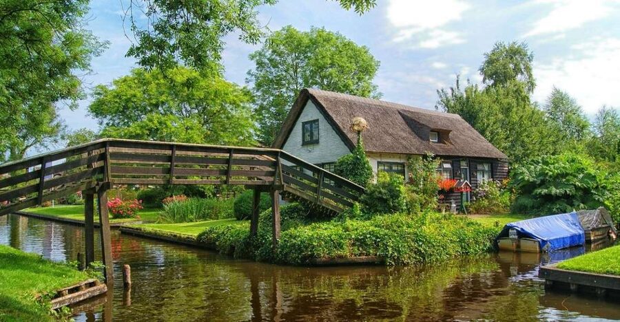 From Amsterdam: Giethoorn Sightseeing Tour and Canal Cruise - Why Giethoorn feels different