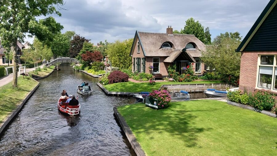 From Amsterdam: Giethoorn Small Group Tour with Boat Ride - Why Giethoorn makes a worthwhile day from Amsterdam