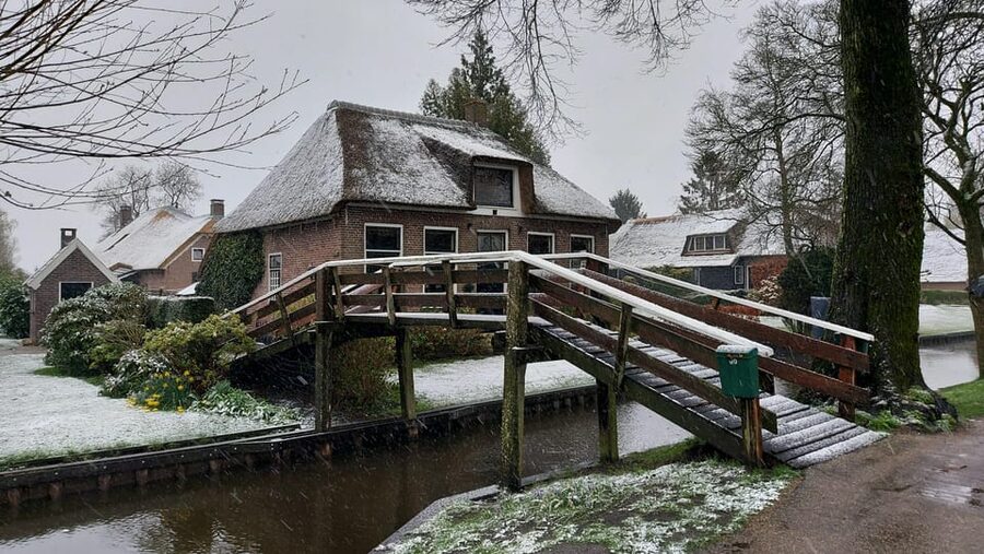From Amsterdam: Giethoorn Small Group Tour with Boat Ride - Optional finish at Zandvoort aan Zee