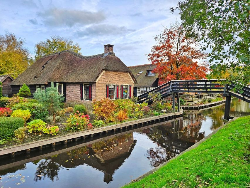 From Amsterdam: Giethoorn & Zaanse Schans Tour w/ Small Boat - A guide-led day with a personal feel