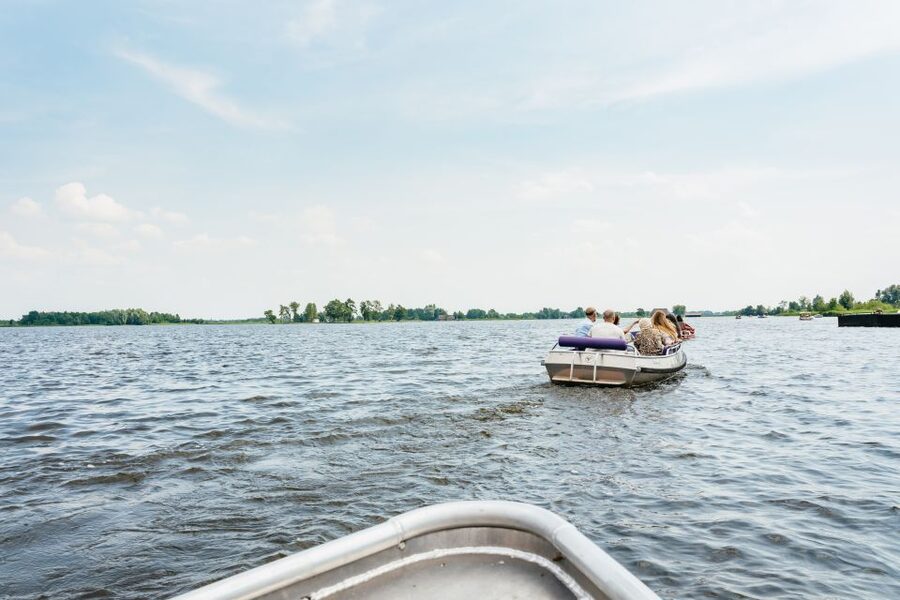 From Amsterdam: Giethoorn & Zaanse Schans Tour w/ Small Boat - Who should book this day trip?