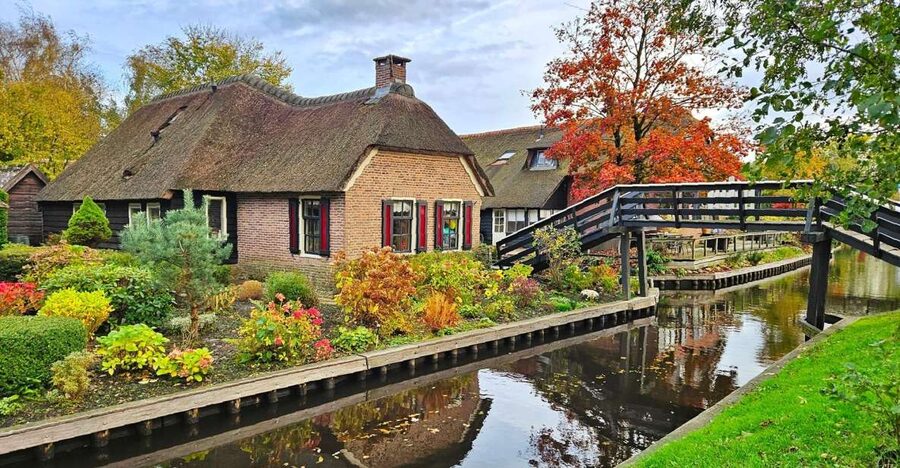 From Amsterdam: Giethoorn & Zaanse Schans Tour w/ Small Boat - Zaanse Schans: windmills, workshops, and a staged village feel
