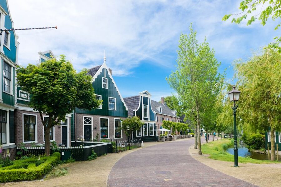 From Amsterdam: Windmills of Zaanse Schans Tour - The 20-minute clog workshop