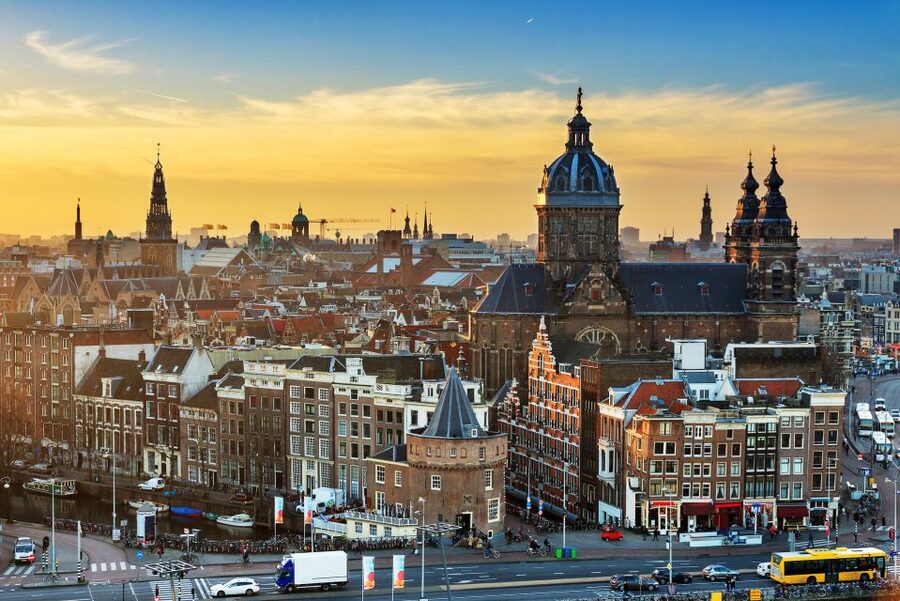 From Brussels: Day Trip to Amsterdam with Canal Boat Cruise - What the guides add to the experience