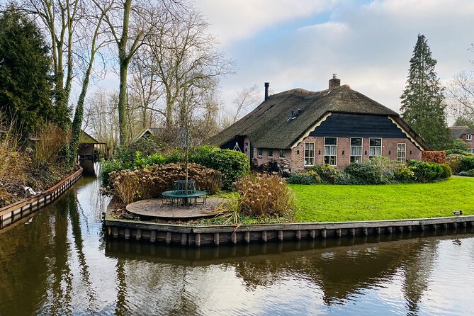 Giethoorn, Afsluitdijk, Zaanse Schans Day Tour Incl Hotel Pick Up - Giethoorn: canals, bridges and a boat ride