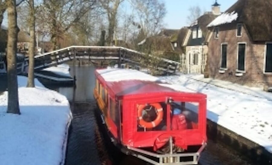 Giethoorn: Canal cruise Giethoorn village and lake - Why Giethoorn Looks Different From Other Dutch Towns