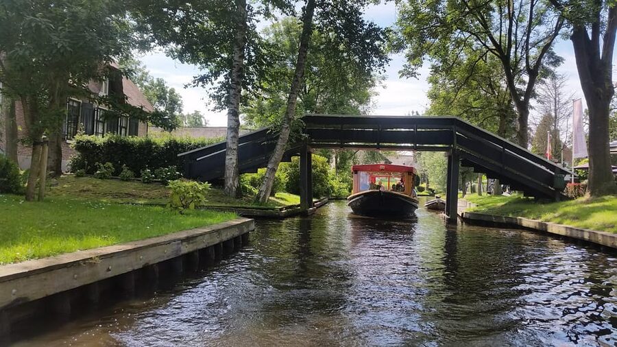 Giethoorn: Canal cruise Giethoorn village and lake - The Lake Weerribben-Wieden Section