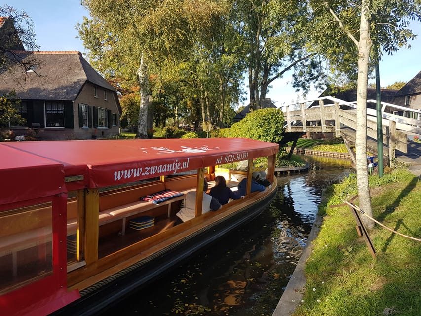 Giethoorn: Canal cruise Giethoorn village and lake - Crowds, Boat Traffic, and the Real Atmosphere