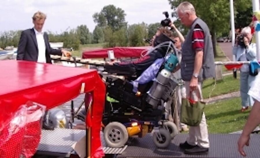 Giethoorn: Canal cruise Giethoorn village and lake - Comfort, Wheelchair Access, and What to Bring