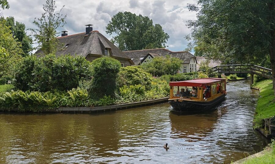 Giethoorn: Canal cruise Giethoorn village and lake - Is One Hour Long Enough?