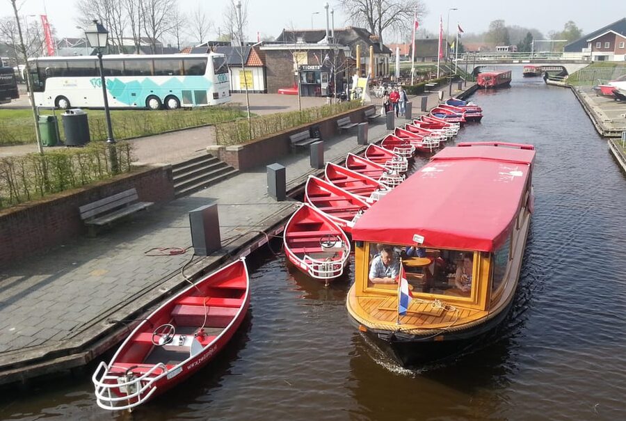 Giethoorn: Canal cruise Giethoorn village and lake - What the $12 Price Buys You