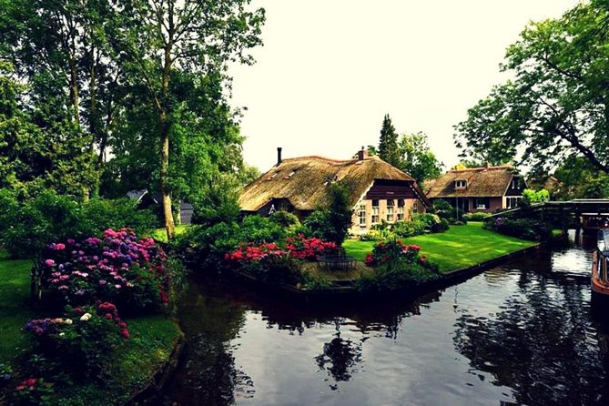 Giethoorn Day Tour from Amsterdam with Small Boat Ride - The essential facts at a glance