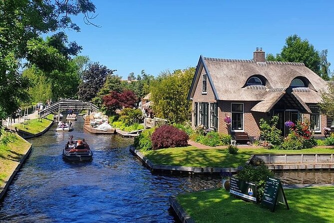 Giethoorn Day Tour from Amsterdam with Small Boat Ride - Why Giethoorn feels so different