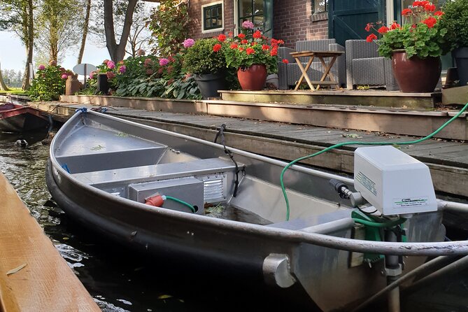 Giethoorn Day Tour from Amsterdam with Small Boat Ride - Guides, group size, and the human side