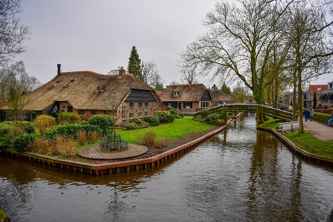 Giethoorn Guided DayTrip from Amsterdam - Meeting near Amsterdam Central Station