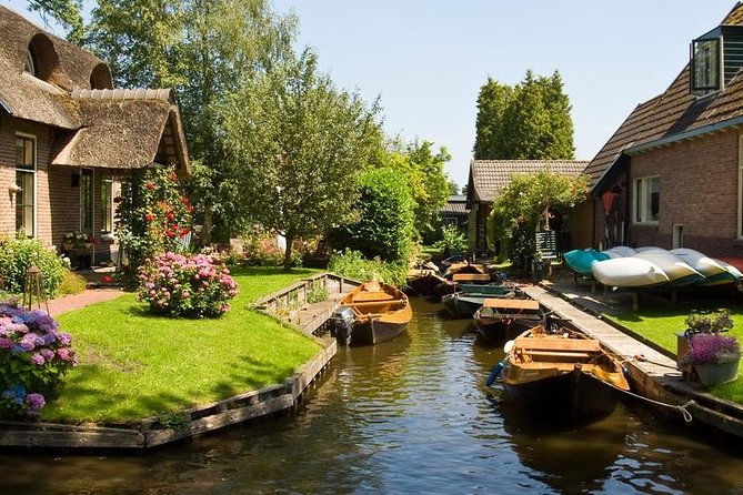Giethoorn Private Tour & Boat Trip - Guides who make the private format work