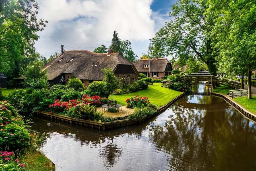 Giethoorn: Sightseeing Boat Tour - What the guide adds to the scenery