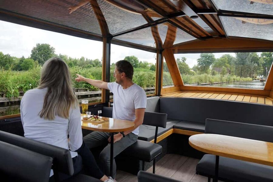 Giethoorn: Sightseeing Boat Tour - Starting at Grand Café Henri Willig