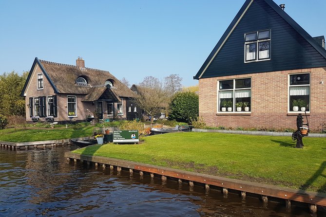 Giethoorn Small-Group Tour from Amsterdam (Max. 8 People) - One hour on the canals, with room to adjust