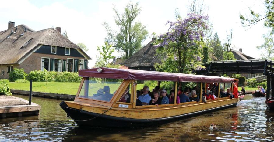 Giethoorn: Village & National Park Canal Cruise with Coffee - Why Giethoorn makes sense from a boat