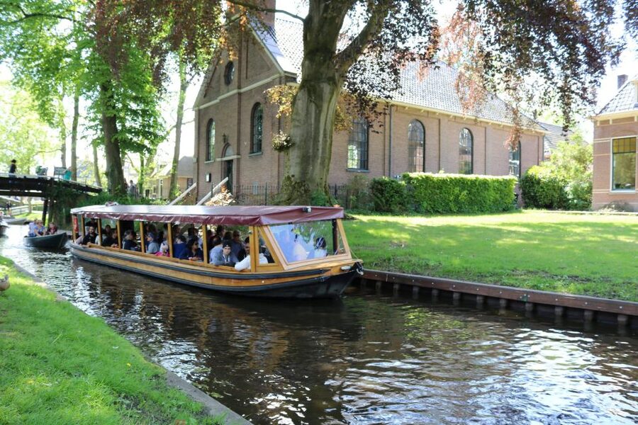 Giethoorn: Village & National Park Canal Cruise with Coffee - The first canals: houses, bridges, and village stories