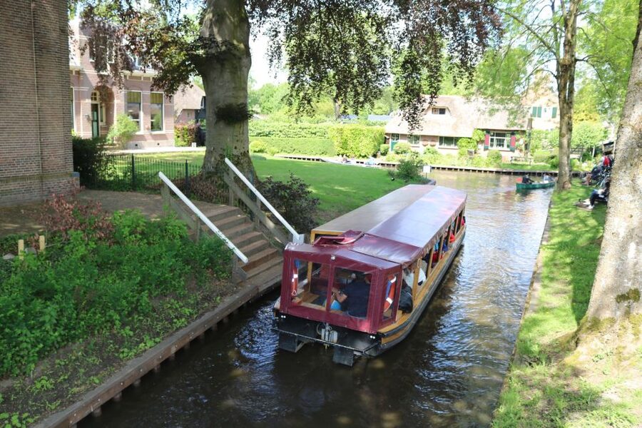 Giethoorn: Village & National Park Canal Cruise with Coffee - The guide is the real value