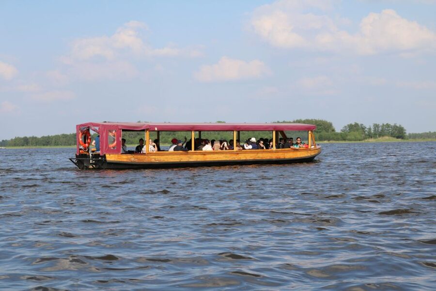 Giethoorn: Village & National Park Canal Cruise with Coffee - Starting at Botenverhuur- en rondvaartbedrijf Koppers