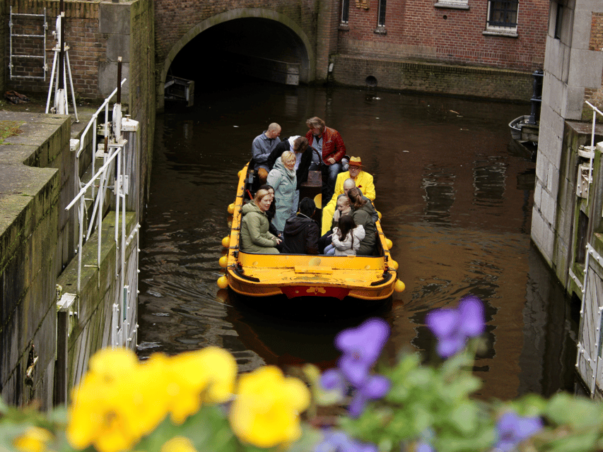 Gouda: Open Boat City Canal Cruise - What the traditional open boat changes