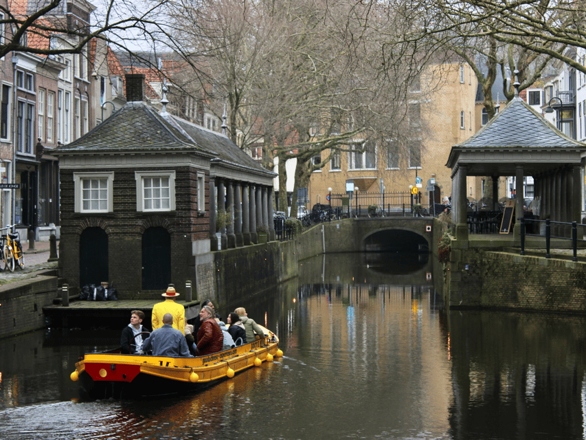 Gouda: Open Boat City Canal Cruise - The skipper is part of the experience