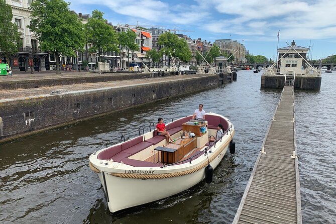 Guided Amsterdam Canal Cruise – Snacks & Drinks on board(1 Hour) - Starting in the oldest part of Amsterdam