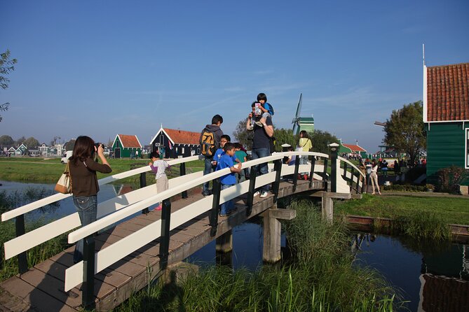 Guided Day Trip - Volendam, Zaanse Schans, Marken & Edam - Group size, walking, and the need for good timing