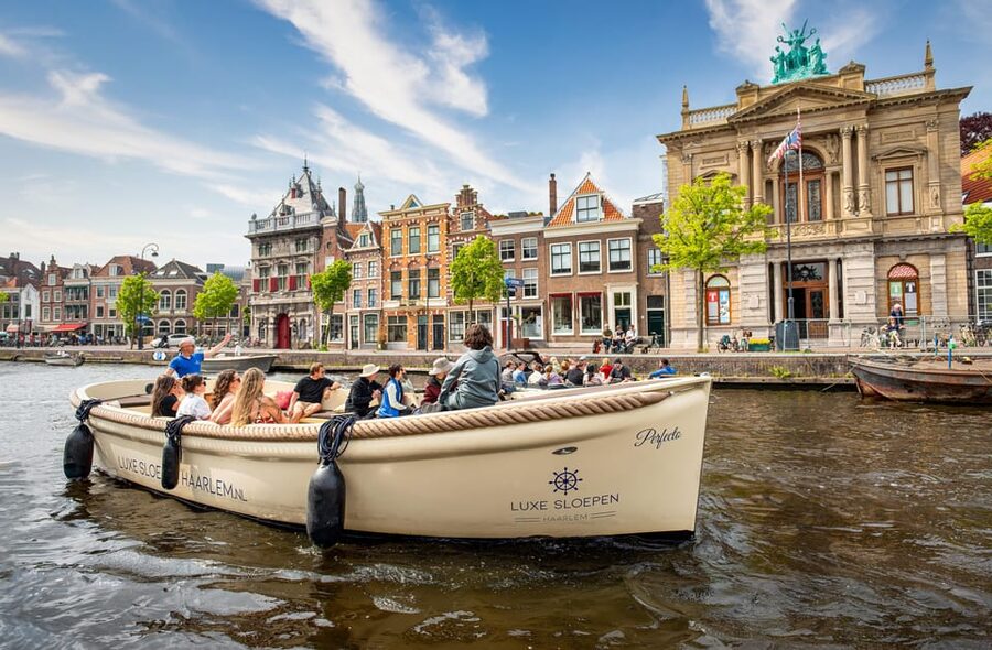 Haarlem: Guided Highlights Canal Cruise on Open Boat - De Waag and the first canal views